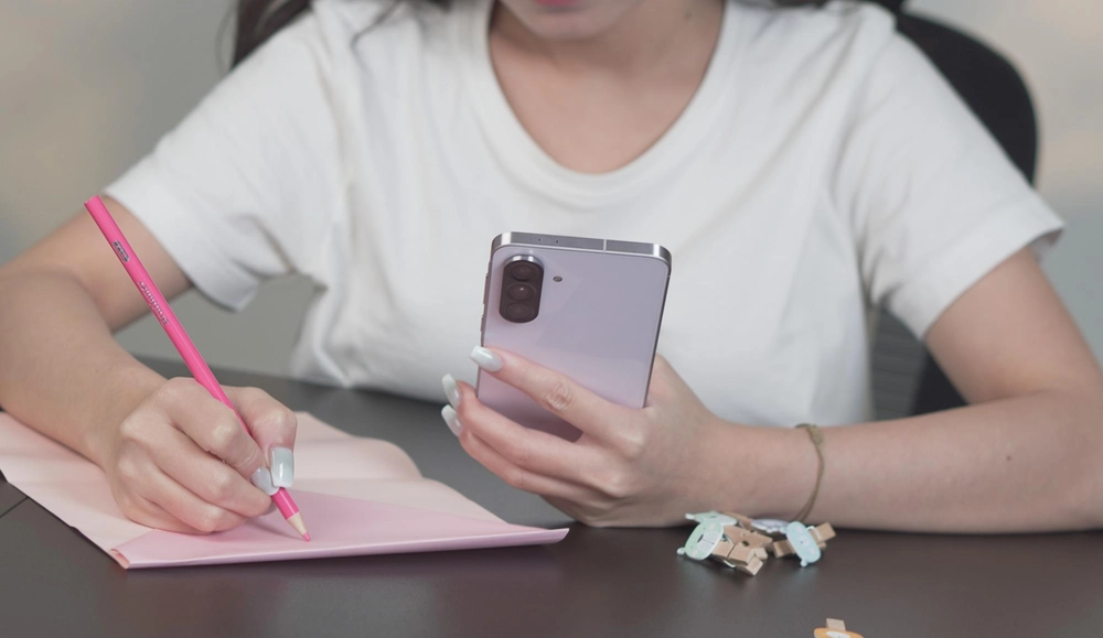 Galaxy A56 5G cùng Gemini Live: Tay ngang hóa "họa sĩ" làm thiệp xinh khiến mẹ rung rinh