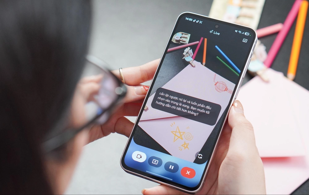 Galaxy A56 5G cùng Gemini Live: Tay ngang hóa "họa sĩ" làm thiệp xinh khiến mẹ rung rinh