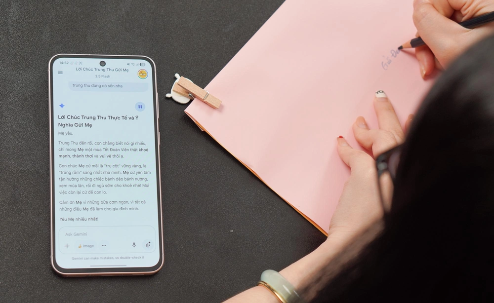 Galaxy A56 5G cùng Gemini Live: Tay ngang hóa "họa sĩ" làm thiệp xinh khiến mẹ rung rinh