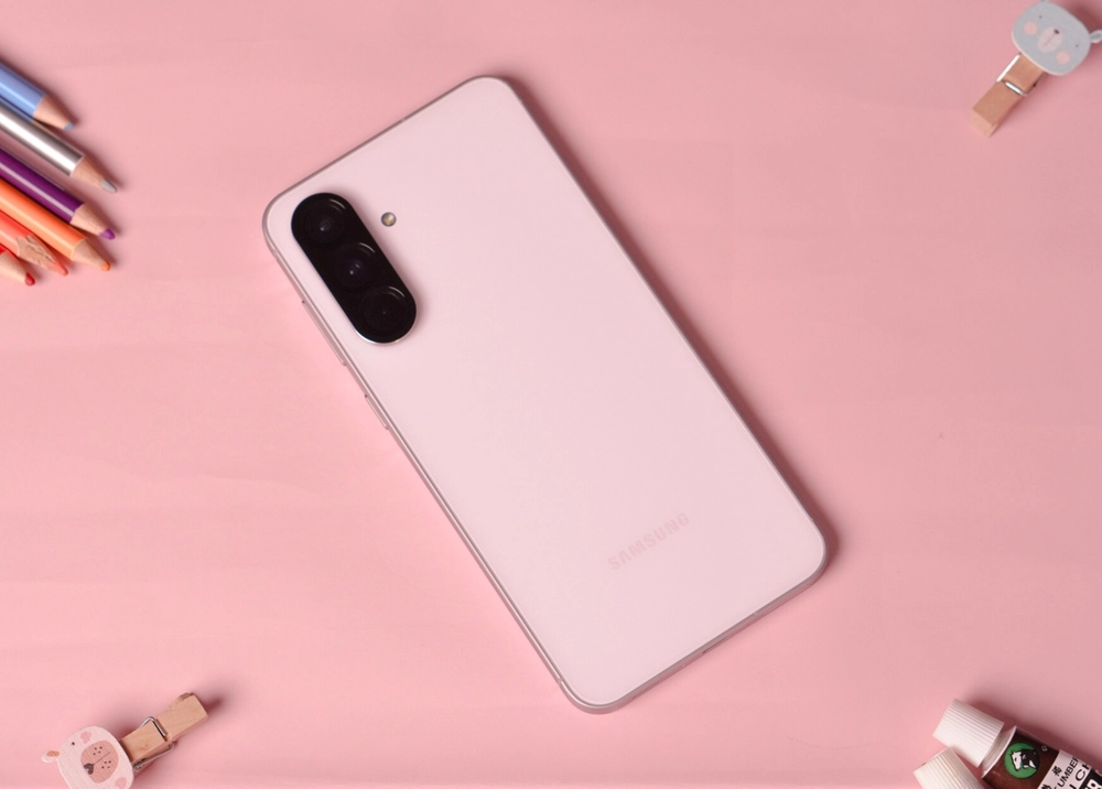 Galaxy A56 5G cùng Gemini Live: Tay ngang hóa "họa sĩ" làm thiệp xinh khiến mẹ rung rinh
