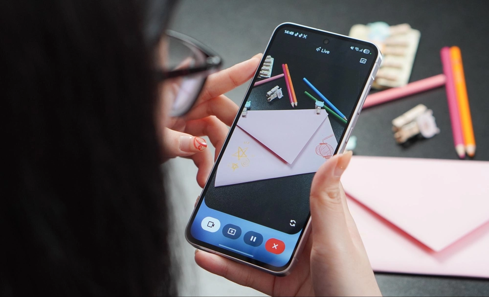 Galaxy A56 5G cùng Gemini Live: Tay ngang hóa "họa sĩ" làm thiệp xinh khiến mẹ rung rinh