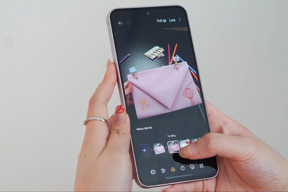 Galaxy A56 5G cùng Gemini Live: Tay ngang hóa "họa sĩ" làm thiệp xinh khiến mẹ rung rinh