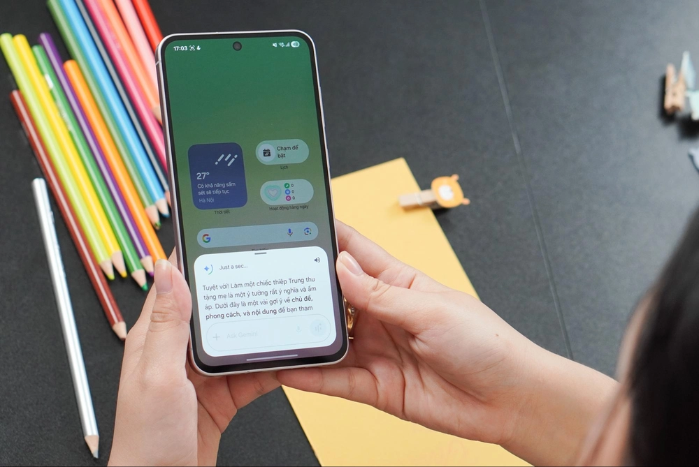 Galaxy A56 5G cùng Gemini Live: Tay ngang hóa "họa sĩ" làm thiệp xinh khiến mẹ rung rinh