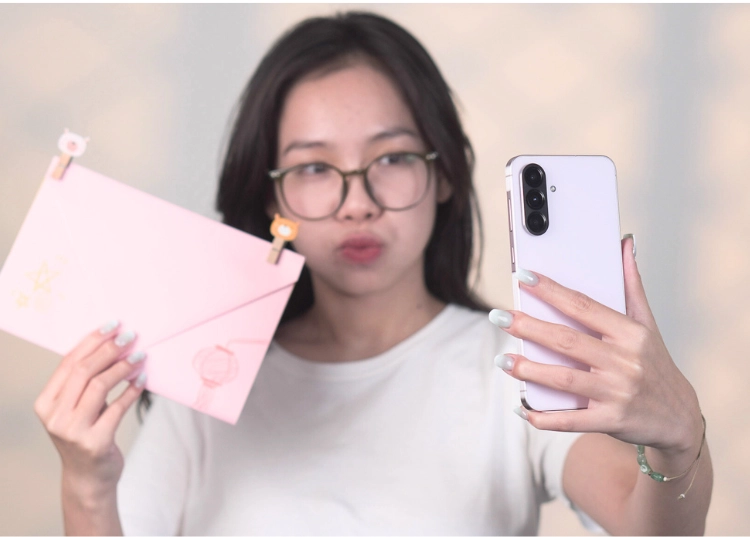 Galaxy A56 5G cùng Gemini Live: Tay ngang hóa "họa sĩ" làm thiệp xinh khiến mẹ rung rinh