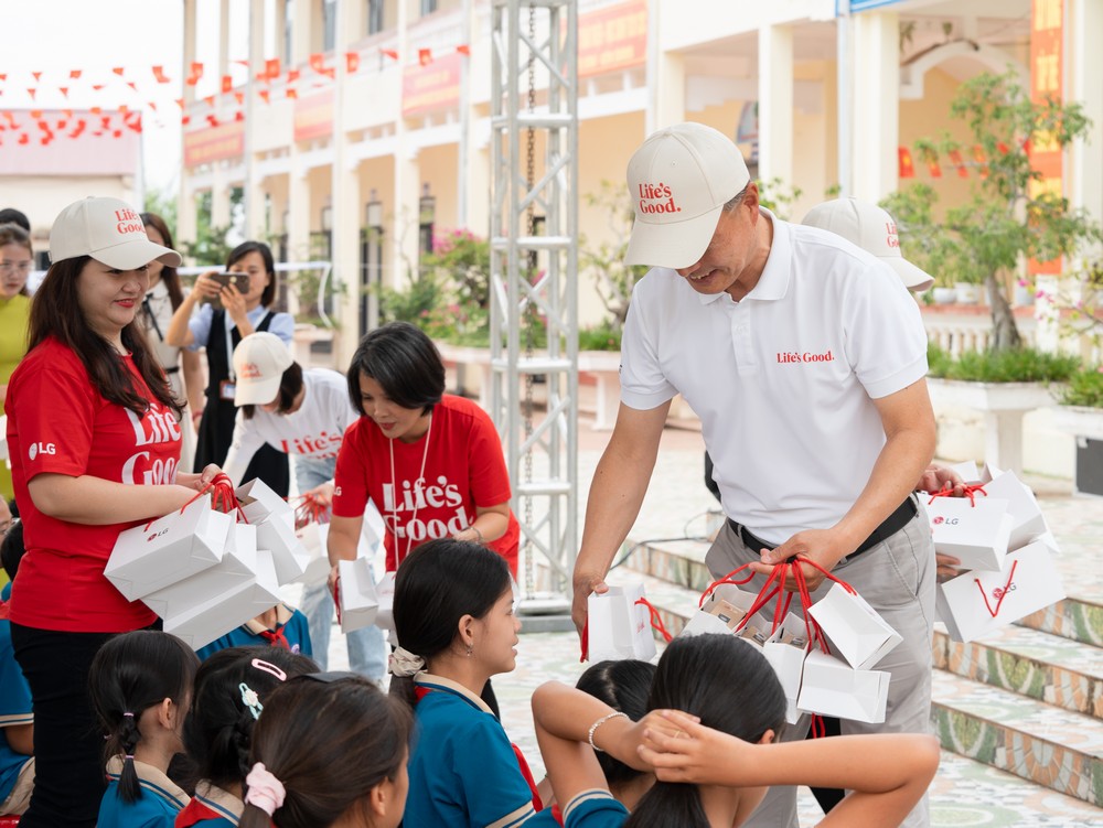 LG khánh thành sân bóng “Hạt giống Tài năng” cho học sinh Bắc Ninh