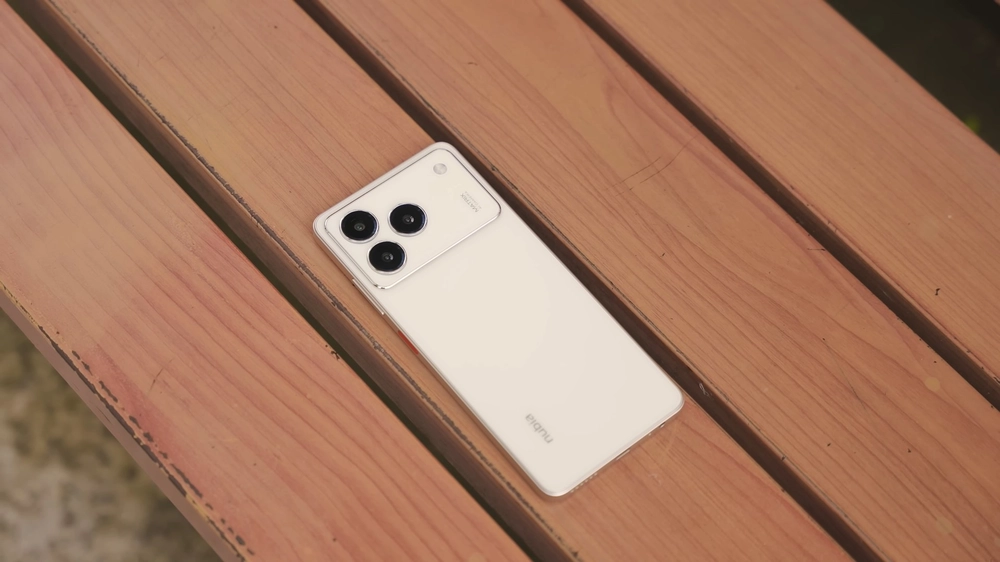 Nubia A76: “Bản sao” iPhone 17 Pro Max, giá chỉ 2 triệu