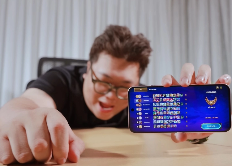 Test pin OPPO A6 Pro: Máy phổ thông nhưng pin "khủng long"