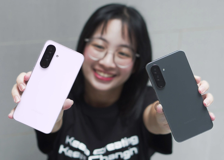 Khi Galaxy A56 5G “bắt tay” Gemini Live giúp GenZ khai phá nghề tay trái