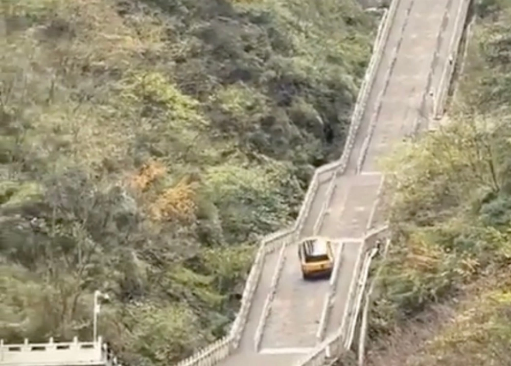 Leo "cổng trời" thất bại, xe SUV của Chery suýt rơi xuống vực