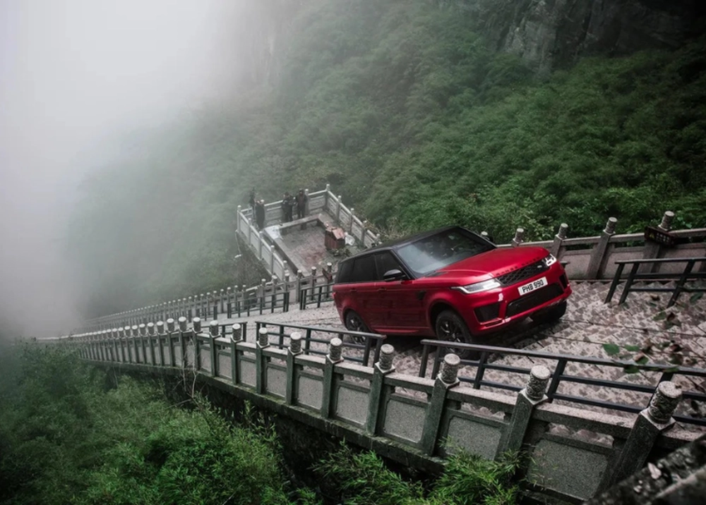 Leo "cổng trời" thất bại, xe SUV của Chery suýt rơi xuống vực