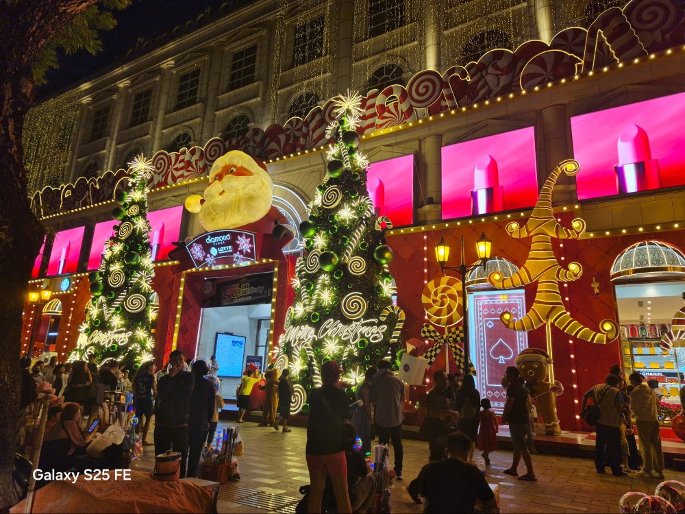Galaxy S25 FE: "Mắt thần" cân trọn vibe Giáng sinh lung linh huyền ảo 7 Giáng sinh cùng Galaxy S25 FE