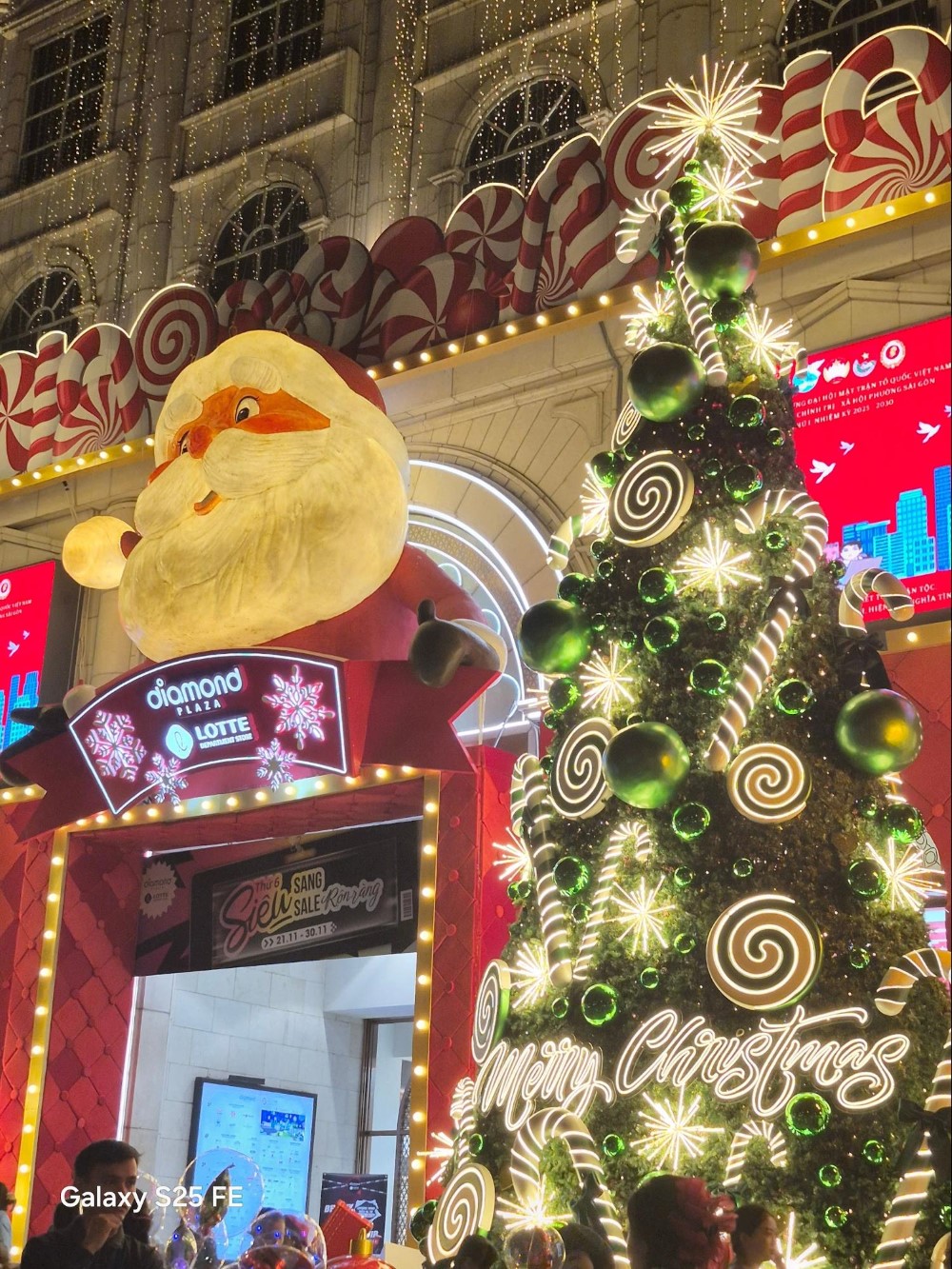 Galaxy S25 FE: "Mắt thần" cân trọn vibe Giáng sinh lung linh huyền ảo 9 Giáng sinh cùng Galaxy S25 FE