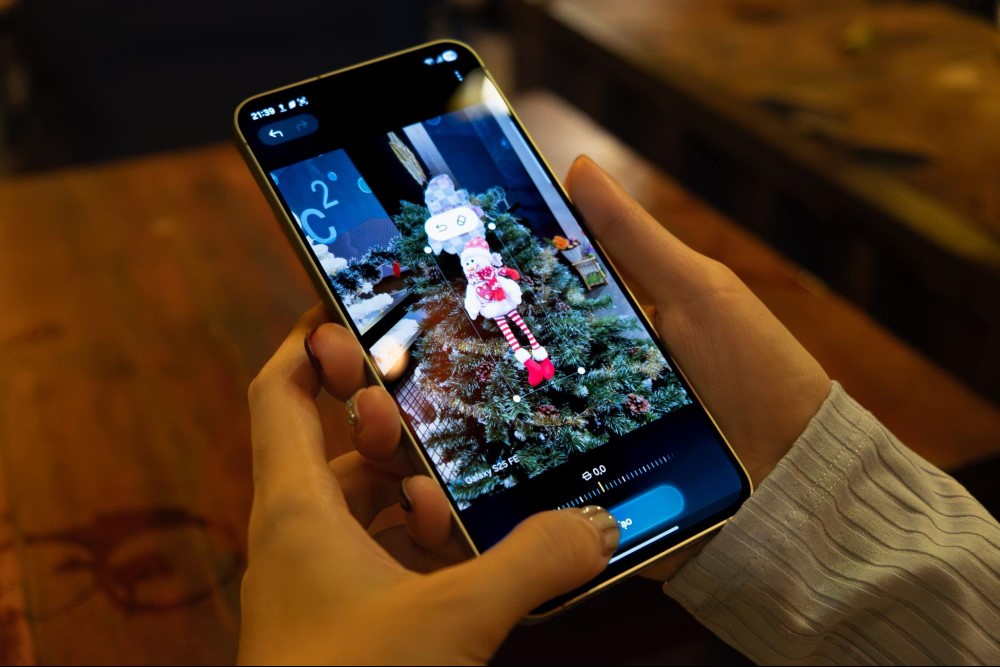 Galaxy S25 FE: "Mắt thần" cân trọn vibe Giáng sinh lung linh huyền ảo 15 Giáng sinh cùng Galaxy S25 FE