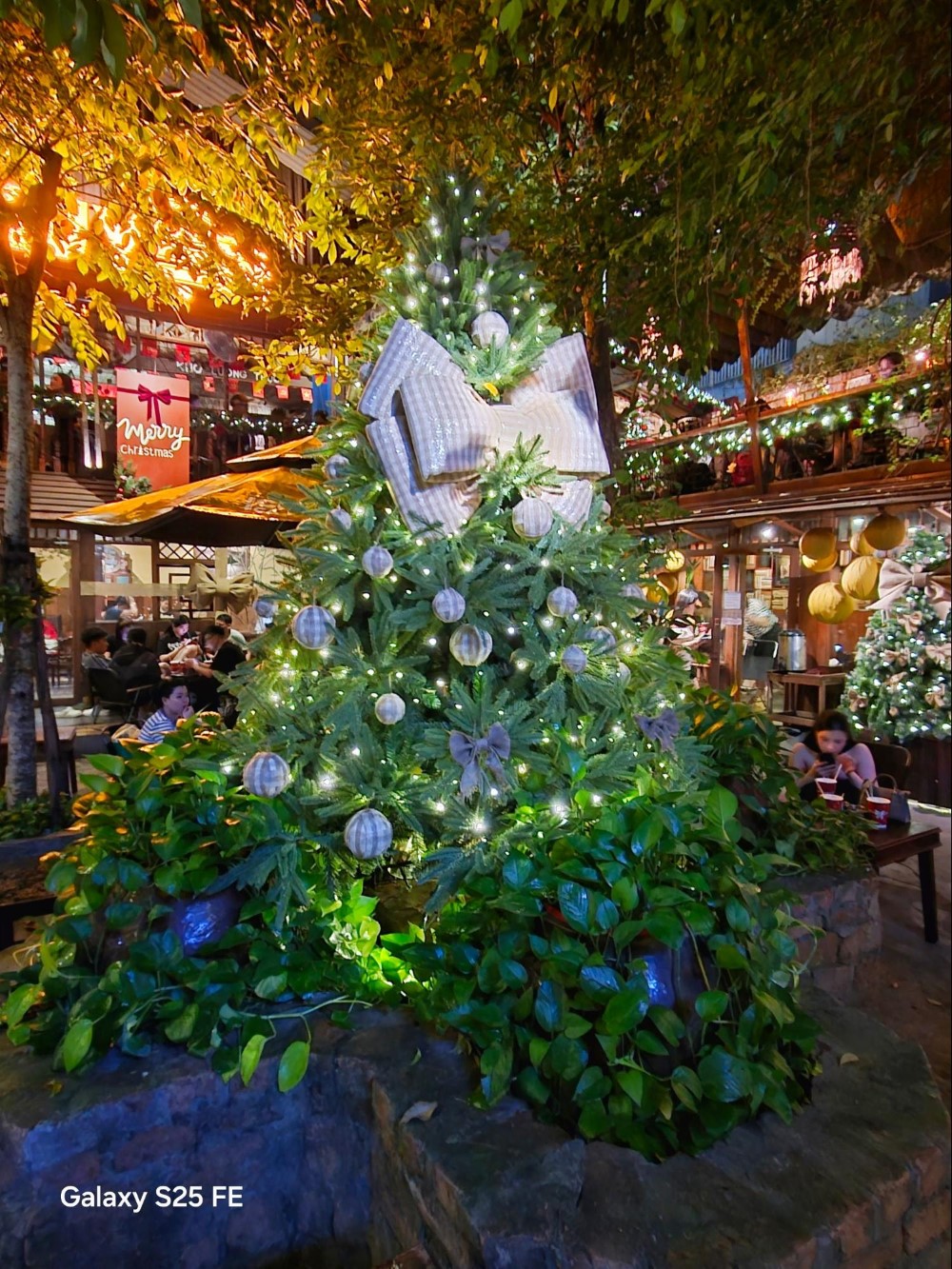 Galaxy S25 FE: "Mắt thần" cân trọn vibe Giáng sinh lung linh huyền ảo 10 Giáng sinh cùng Galaxy S25 FE