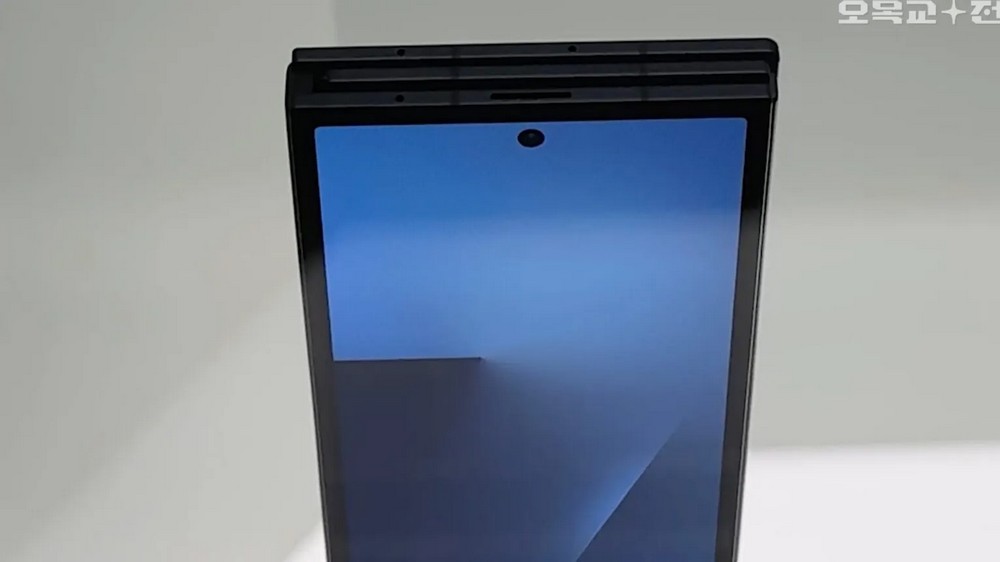 Cận cảnh Galaxy Z TriFold: Smartphone "gập ba" đỉnh chóp của Samsung