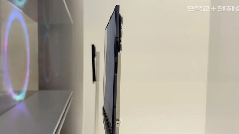 Cận cảnh Galaxy Z TriFold: Smartphone "gập ba" đỉnh chóp của Samsung