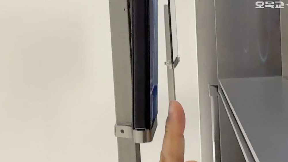 Cận cảnh Galaxy Z TriFold: Smartphone "gập ba" đỉnh chóp của Samsung