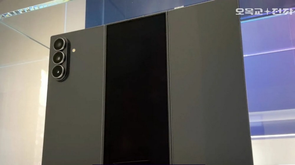 Cận cảnh Galaxy Z TriFold: Smartphone "gập ba" đỉnh chóp của Samsung