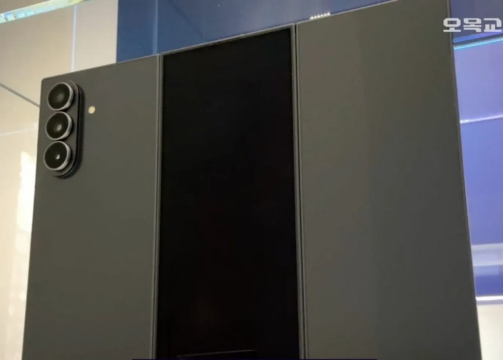 Cận cảnh Galaxy Z TriFold: Smartphone "gập ba" đỉnh chóp của Samsung