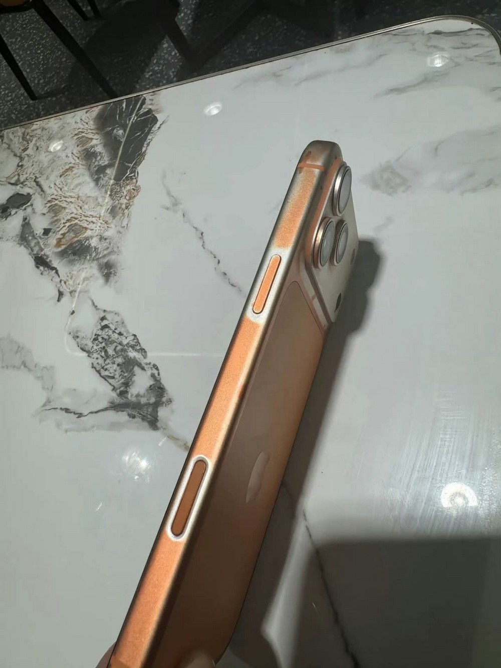 iPhone 17 Pro Max "bay màu" sau khi lau bằng khăn ướt?