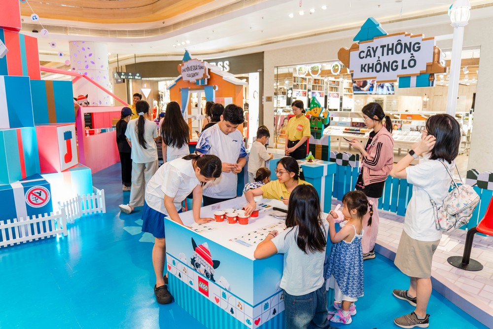 LEGO mở “Ngôi nhà Giáng sinh” rực rỡ, lan tỏa thông điệp yêu thương