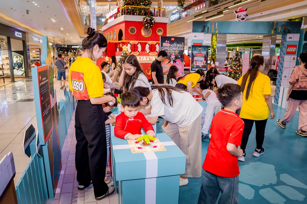 LEGO mở “Ngôi nhà Giáng sinh” rực rỡ, lan tỏa thông điệp yêu thương