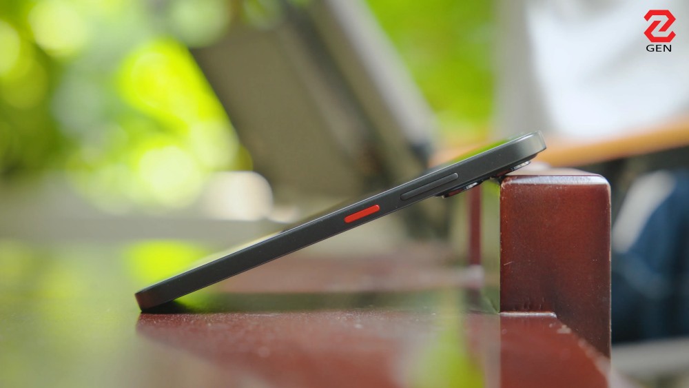 đánh giá nubia V80 Design & V80 Max