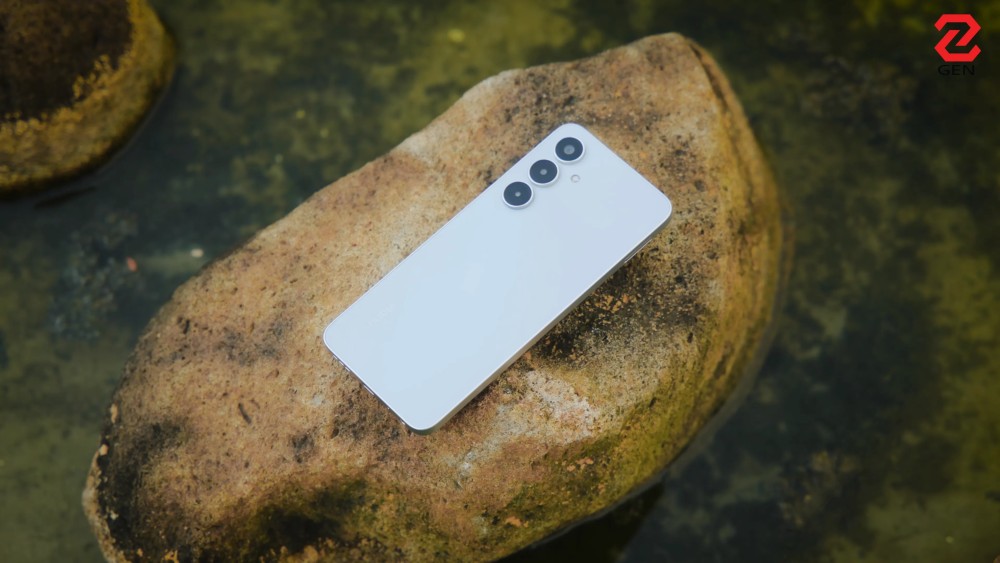 đánh giá nubia V80 Design & V80 Max