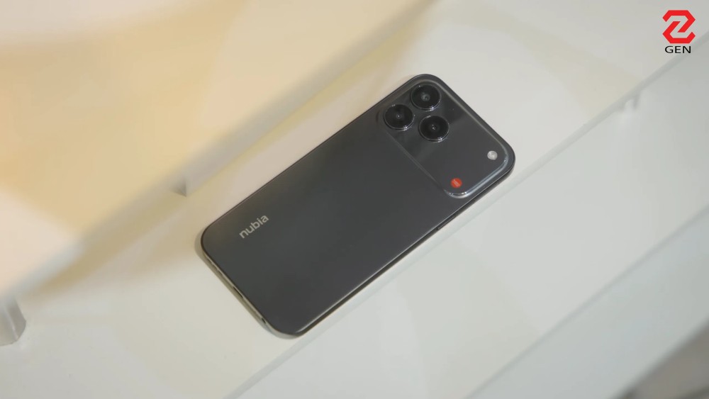 đánh giá nubia V80 Design & V80 Max