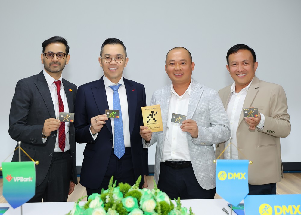 Ra mắt thẻ VPBank MWG Mastercard cho tiêu dùng điện tử