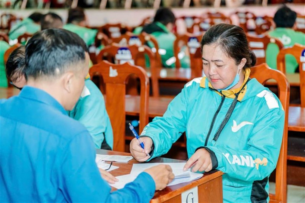 VinFast và CEP hỗ trợ tài xế chuyển xe điện