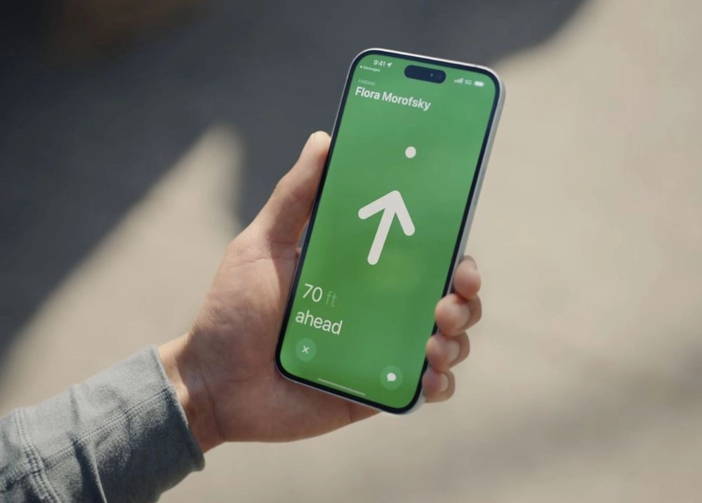 Nhiều người dùng Apple trên toàn cầu đang gặp sự cố khi sử dụng các dịch vụ quen thuộc như Find My, Ảnh (Photos) và hàng loạt tính năng iCloud. Tình trạng này xuất hiện trong thời gian ngắn nhưng lan rộng khá nhanh, khiến việc đồng bộ dữ liệu, đăng nhập tài khoản hay truy cập web iCloud bị gián đoạn. Theo trang System Status chính thức của Apple, hãng đã xác nhận một số người dùng bị ảnh hưởng và cho biết dịch vụ có thể hoạt động chậm hoặc tạm thời không khả dụng. Sự cố bắt đầu vào khoảng đầu giờ chiều (giờ Mỹ) và nhanh chóng tác động đến nhiều nền tảng khác nhau. Những dịch vụ đang bị ảnh hưởng Apple ghi nhận các dịch vụ sau gặp trục trặc: Find My Photos iCloud Mail iCloud Calendar iCloud Contacts iCloud Account & Sign In iCloud Web Apps Game Center Trong thực tế, người dùng có thể gặp tình trạng không định vị được thiết bị qua Find My, ảnh không đồng bộ lên iCloud, email không tải được hoặc đăng nhập tài khoản bị lỗi. Hiện Apple chưa đưa ra mốc thời gian khắc phục cụ thể, nhưng đã xác nhận đang xử lý sự cố. Nếu thiết bị của bạn đang gặp tình trạng tương tự, đây nhiều khả năng là lỗi hệ thống từ máy chủ chứ không phải do iPhone, iPad hay Mac gặp vấn đề phần cứng. Người dùng nên chờ hệ thống ổn định trở lại thay vì vội vàng khôi phục cài đặt hoặc đăng xuất tài khoản.