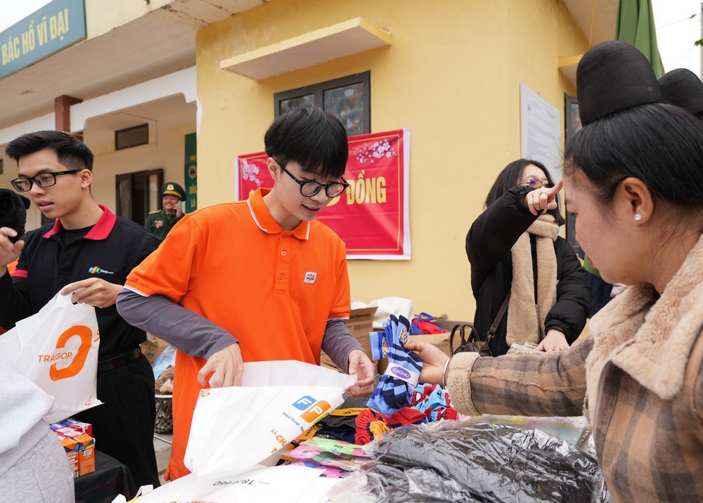 “Bật” Tết vùng biên cùng FPT Shop