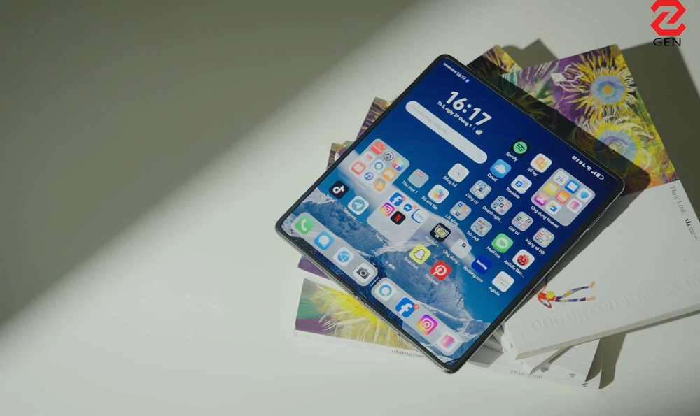 HUAWEI Mate X7: Vua gập trở lại, Google 'phà phà', giá 55 củ