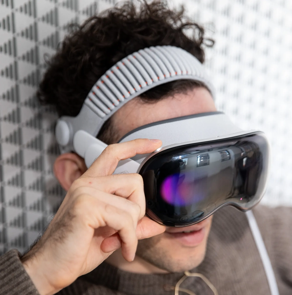 Apple bị tố lười biếng: AirPods Max 2, Vision Pro M5 quá chán