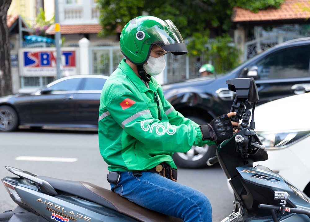 Grab kéo dài hỗ trợ tài xế trước biến động giá xăng