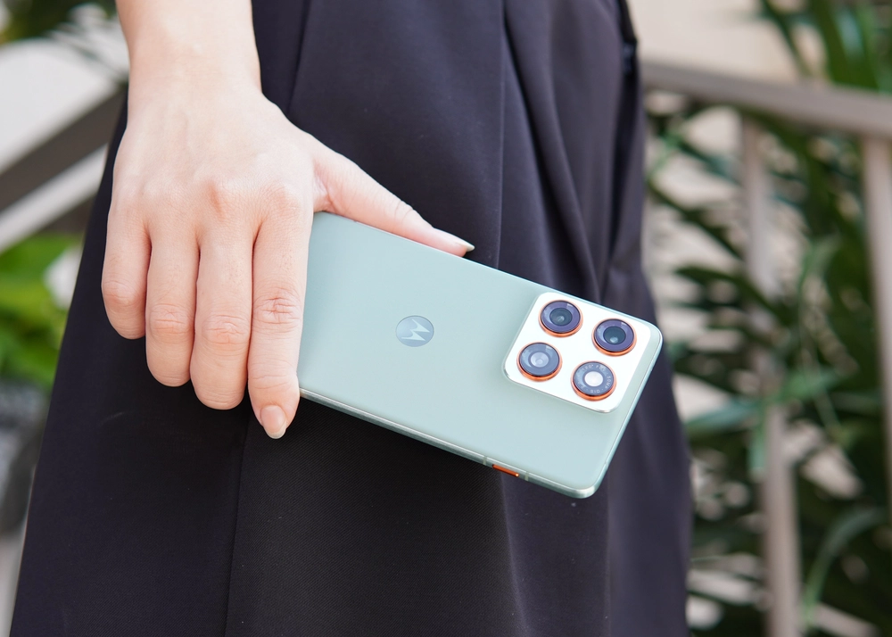 motorola edge 70: Cú tát vào lời nguyền "mong manh dễ vỡ"