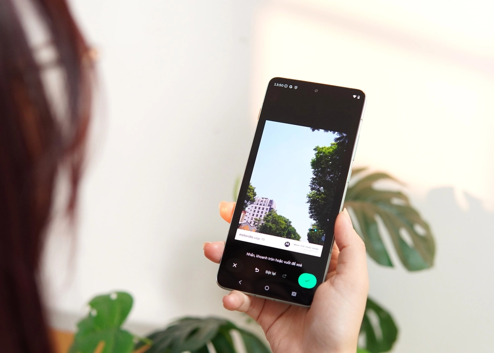 motorola edge 70: Cú tát vào lời nguyền "mong manh dễ vỡ"