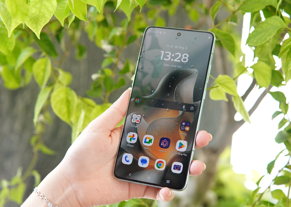 motorola edge 70: Cú tát vào lời nguyền "mong manh dễ vỡ"