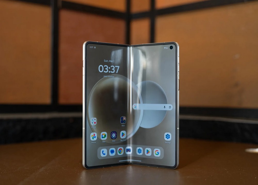 Motorola Razr Fold ra mắt, cạnh tranh Galaxy Z Fold7