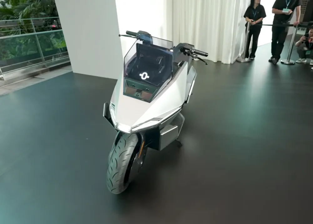 OMOWAY OMO X trình làng: Xe điện “biết nghĩ” như robot