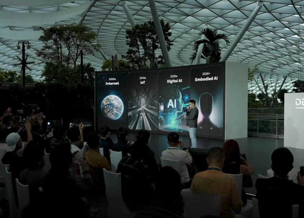 OMOWAY OMO X trình làng: Xe điện “biết nghĩ” như robot