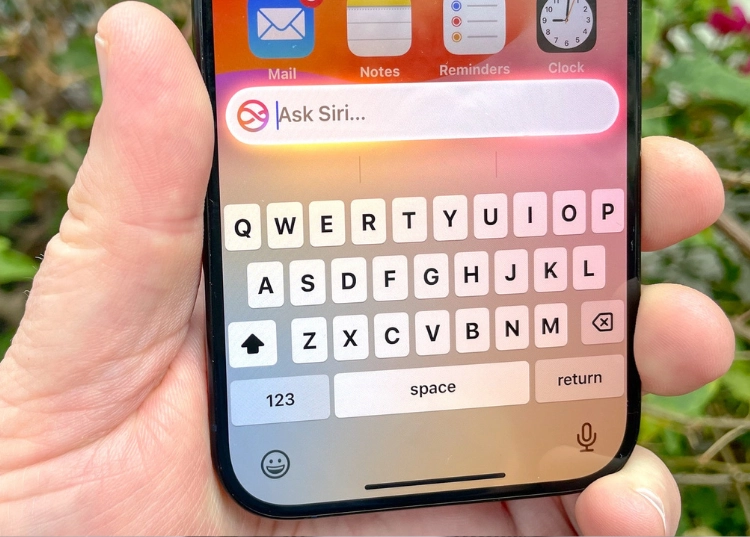 Siri 2.0 "mất hút" trên iOS 26.4, người dùng đợi "dài cổ"