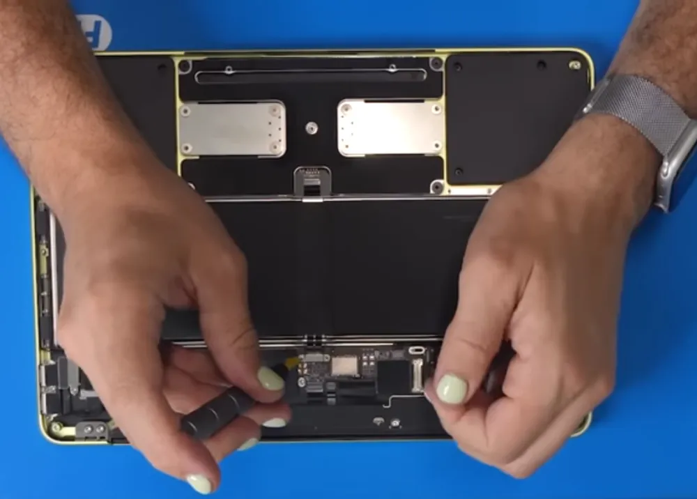 Teardowm MacBook Neo: Thiết kế pin mới gây bất ngờ