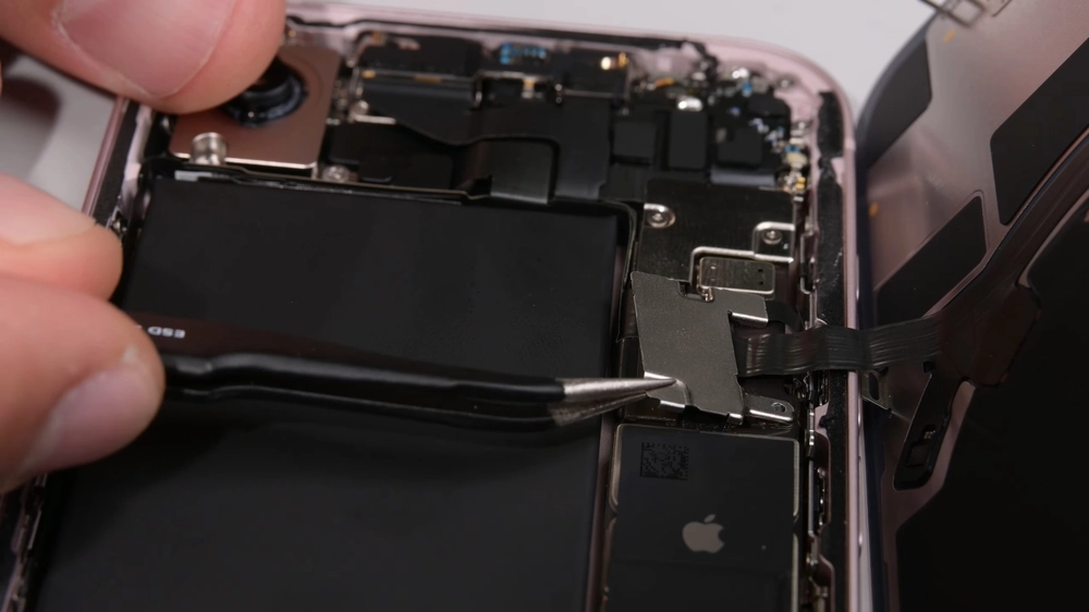 Teardown iPhone 17e: Linh kiện dùng chung 16e?