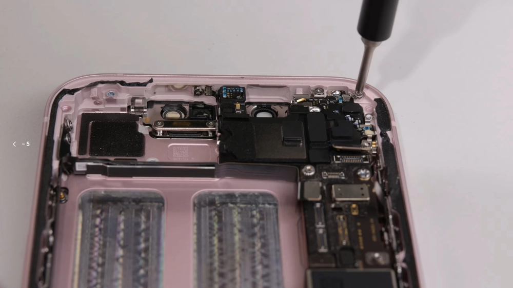 Teardown iPhone 17e: Linh kiện dùng chung 16e?