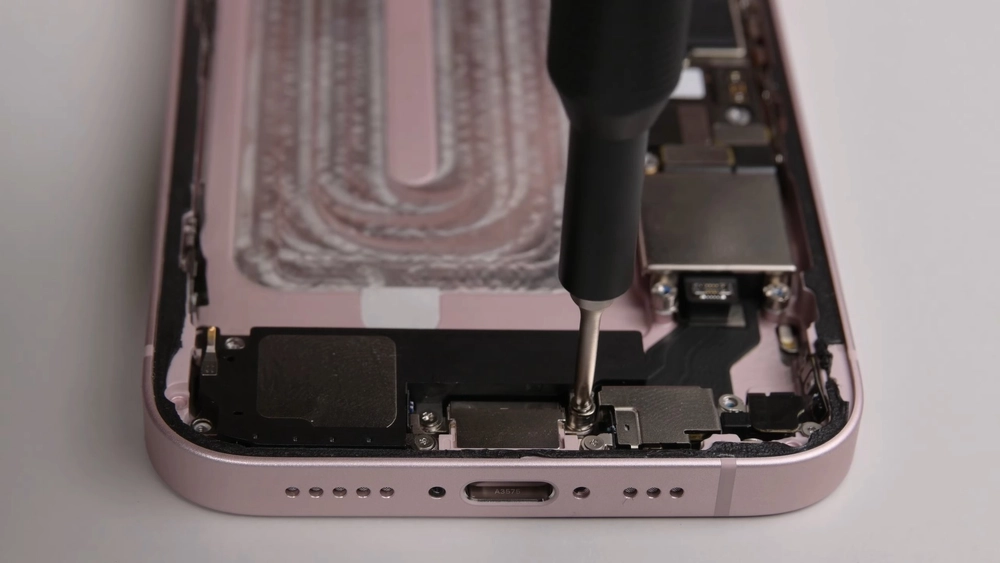 Teardown iPhone 17e: Linh kiện dùng chung 16e?