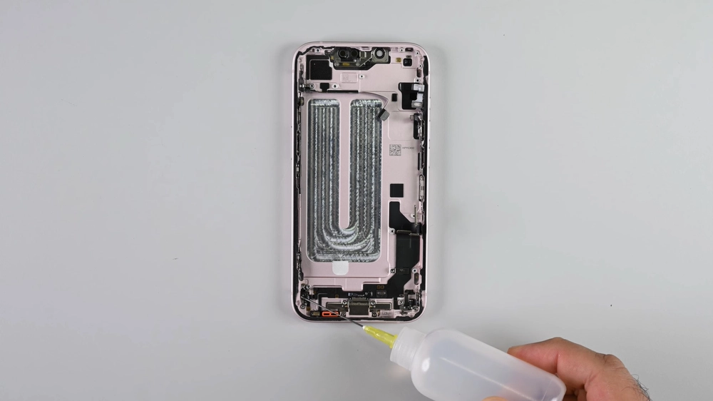 Teardown iPhone 17e: Linh kiện dùng chung 16e?