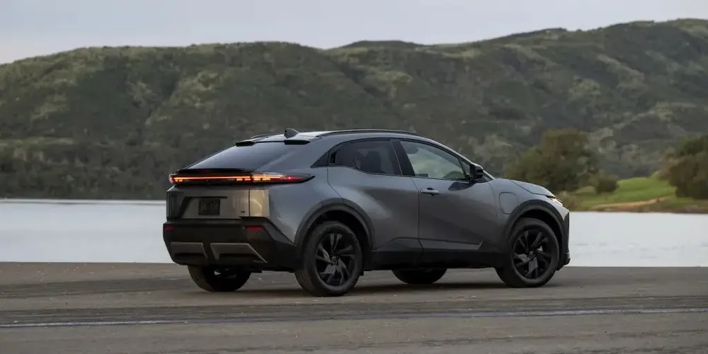 Toyota C-HR+ lộ diện: Quân bài EV giúp Toyota “lật kèo”