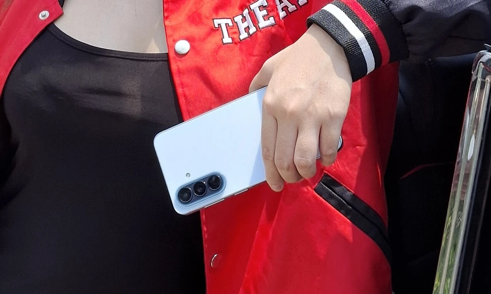 Bí kíp chụp đêm, lên outfit cùng Galaxy A37/57 5G